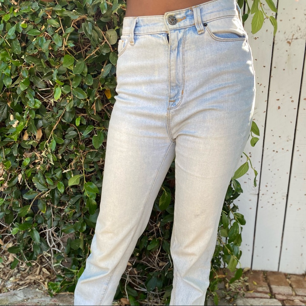 LIGHT WASH DENIM MOM HIGH RISE JEANS